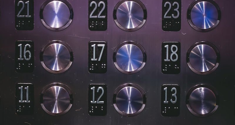 22237-50-Elevator-Larry.jpg